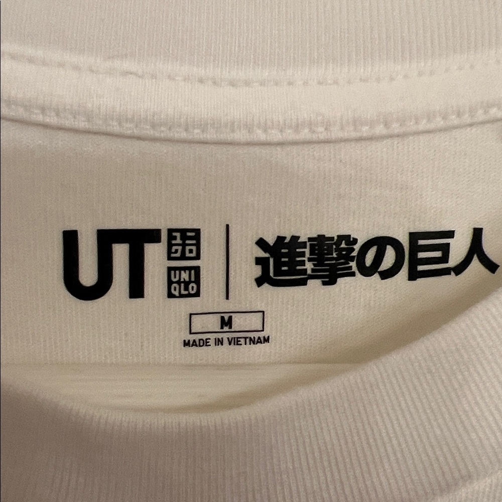 Uniqlo UT x Attack on Titan Anime Graphic Tee (2023) - Picture 3 of 4